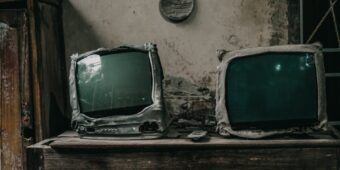 Ściana TV w salonie: ukrywanie kabli, plan gniazd, akustyka i meble RTV