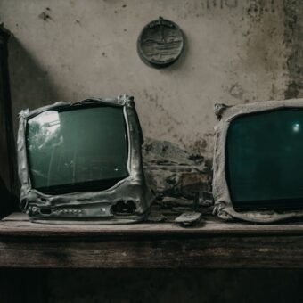 Ściana TV w salonie: ukrywanie kabli, plan gniazd, akustyka i meble RTV