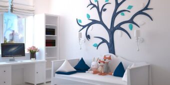 Pokój dziecka 8-10 m2 w bloku - łóżko piętrowe, biurko, szafa i miejsce do zabawy