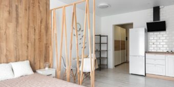 Łóżko chowane w szafie w kawalerce: plan, mechanizm i bezpieczny montaż krok po kroku