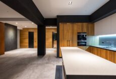 Drzwi przesuwne naścienne w mieszkaniu: wybór systemu, montaż krok po kroku i typowe błędy