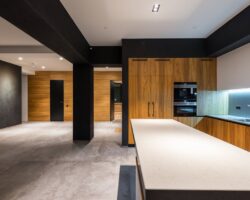 Drzwi przesuwne naścienne w mieszkaniu: wybór systemu, montaż krok po kroku i typowe błędy