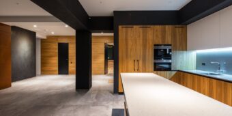 Drzwi przesuwne naścienne w mieszkaniu: wybór systemu, montaż krok po kroku i typowe błędy