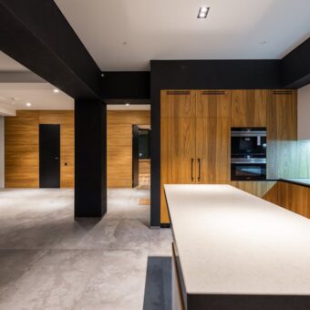 Drzwi przesuwne naścienne w mieszkaniu: wybór systemu, montaż krok po kroku i typowe błędy