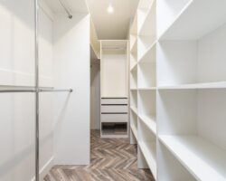 Garderoba w wnęce w bloku: plan, systemy szynowe i montaż krok po kroku