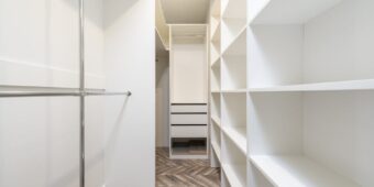 Garderoba w wnęce w bloku: plan, systemy szynowe i montaż krok po kroku