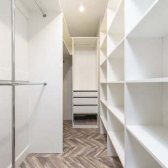 Garderoba w wnęce w bloku: plan, systemy szynowe i montaż krok po kroku