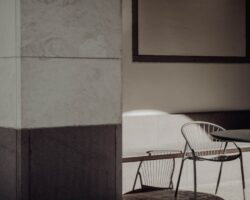 Panele winylowe SPC w mieszkaniu w bloku: wybór, akustyka i montaż krok po kroku