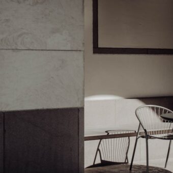 Panele winylowe SPC w mieszkaniu w bloku: wybór, akustyka i montaż krok po kroku