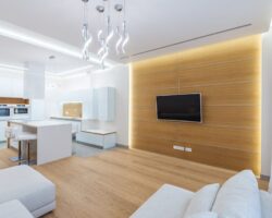 Sufit podwieszany z oświetleniem LED w salonie w bloku: plan, profile i montaż krok po kroku