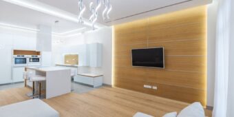 Sufit podwieszany z oświetleniem LED w salonie w bloku: plan, profile i montaż krok po kroku