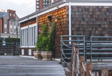 Balkon w bloku: deski kompozytowe vs płytki na podstawkach - porównanie i montaż krok po kroku