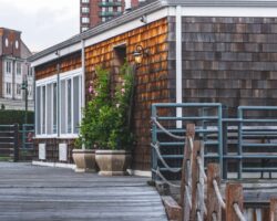 Balkon w bloku: deski kompozytowe vs płytki na podstawkach - porównanie i montaż krok po kroku