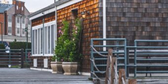 Balkon w bloku: deski kompozytowe vs płytki na podstawkach - porównanie i montaż krok po kroku