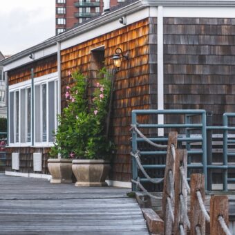 Balkon w bloku: deski kompozytowe vs płytki na podstawkach - porównanie i montaż krok po kroku