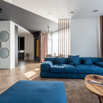 Ścianka z lameli w salonie: plan, materiały i montaż krok po kroku