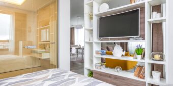 Regał od ściany do ściany w bloku: plan, kotwienie i montaż krok po kroku