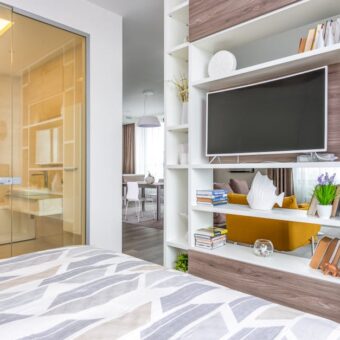 Regał od ściany do ściany w bloku: plan, kotwienie i montaż krok po kroku