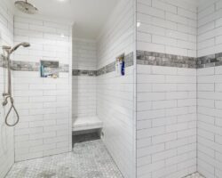 Prysznic walk-in w małej łazience w bloku: odwodnienie liniowe, spadki i montaż krok po kroku