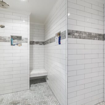 Prysznic walk-in w małej łazience w bloku: odwodnienie liniowe, spadki i montaż krok po kroku