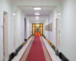 Renowacja starych futryn metalowych w bloku: ościeżnice nakładkowe i montaż krok po kroku