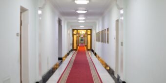 Renowacja starych futryn metalowych w bloku: ościeżnice nakładkowe i montaż krok po kroku