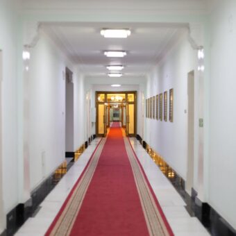 Renowacja starych futryn metalowych w bloku: ościeżnice nakładkowe i montaż krok po kroku