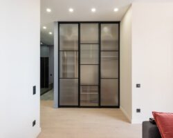 Szafa przesuwna w przedpokoju w bloku: pomiary, tory i montaż krok po kroku