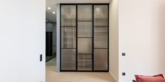 Szafa przesuwna w przedpokoju w bloku: pomiary, tory i montaż krok po kroku