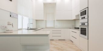 Wymiana blatu kuchennego w bloku: pomiary, cięcia i montaż krok po kroku