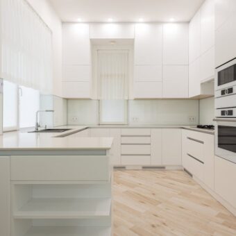 Wymiana blatu kuchennego w bloku: pomiary, cięcia i montaż krok po kroku