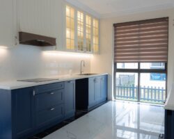 Oświetlenie podszafkowe w kuchni: taśma LED w profilach, zasilanie i montaż krok po kroku