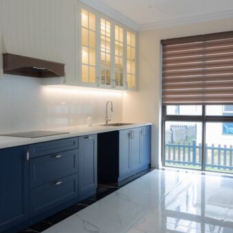 Oświetlenie podszafkowe w kuchni: taśma LED w profilach, zasilanie i montaż krok po kroku