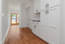 Zabudowa rur i pionów w bloku: bezpieczne maskowanie w kuchni i łazience krok po kroku