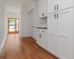 Zabudowa rur i pionów w bloku: bezpieczne maskowanie w kuchni i łazience krok po kroku