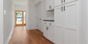 Zabudowa rur i pionów w bloku: bezpieczne maskowanie w kuchni i łazience krok po kroku