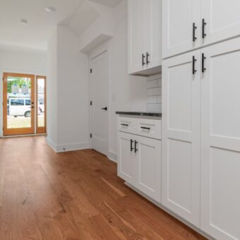 Zabudowa rur i pionów w bloku: bezpieczne maskowanie w kuchni i łazience krok po kroku