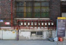 Ściana z cegły w mieszkaniu w bloku: płytki klinkierowe, przygotowanie podłoża i montaż krok po kroku