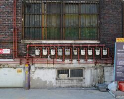 Ściana z cegły w mieszkaniu w bloku: płytki klinkierowe, przygotowanie podłoża i montaż krok po kroku