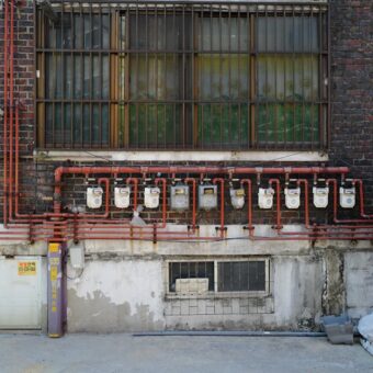 Ściana z cegły w mieszkaniu w bloku: płytki klinkierowe, przygotowanie podłoża i montaż krok po kroku