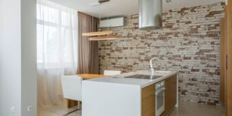 Okap kuchenny w bloku: wybór, podłączenie do kanału i recyrkulacja krok po kroku