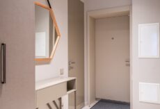 Pawlacz nad drzwiami w przedpokoju w bloku: projekt, nośność i montaż krok po kroku