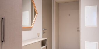 Pawlacz nad drzwiami w przedpokoju w bloku: projekt, nośność i montaż krok po kroku