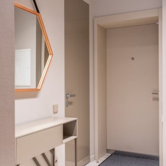 Pawlacz nad drzwiami w przedpokoju w bloku: projekt, nośność i montaż krok po kroku