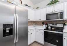 Zabudowa lodówki wolnostojącej w kuchni w bloku: wentylacja, odstępy i montaż krok po kroku