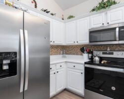 Zabudowa lodówki wolnostojącej w kuchni w bloku: wentylacja, odstępy i montaż krok po kroku