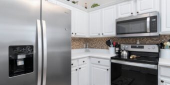 Zabudowa lodówki wolnostojącej w kuchni w bloku: wentylacja, odstępy i montaż krok po kroku