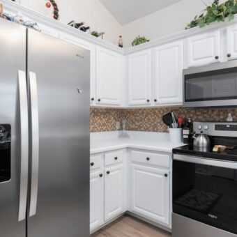 Zabudowa lodówki wolnostojącej w kuchni w bloku: wentylacja, odstępy i montaż krok po kroku