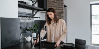 Zlew granitowy w bloku: wybór, pomiary, syfon i montaż krok po kroku