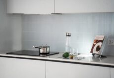 Panel szklany nad blatem w kuchni w bloku: rodzaje szkła, pomiary i montaż krok po kroku